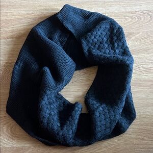 ⭐️ Black Knit Infinity Scarf